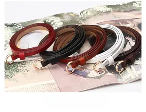 Détails de cinq ceintures fines en cuir de couleurs rouge, noir, marron, blanc et café