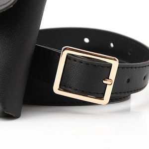 Riñonera de cuero negro con textura de guijarro y hebilla dorada para mujer