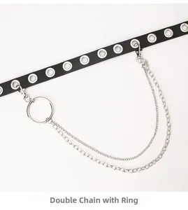 Detailansicht der Punk Doppelmetallkette mit großem Silberring und Ledergürtelriemen