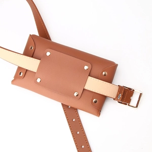 Cinturón con mini bolso de cuero marrón para mujer con hebilla ajustable y diseño moderno