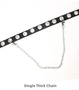 Detail eines schwarzen Lederriemens im Punk-Stil mit silbernen Ösen und dicker Kette
