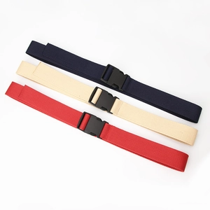 Trois ceintures de sport en toile avec boucles en plastique bleu, beige et rouge