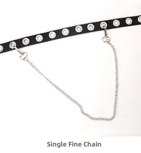 Detail eines Punk-Ledergürtels mit Metallösen und abnehmbaren silbernen Metallkettengliedern