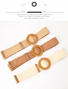 Detalle de cinturones elásticos trenzados en beige y crema con hebillas de madera