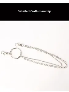 Detailansicht der silbernen dreilagigen Punk-Metallkette mit großem Ring und Karabinern