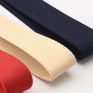 Ceintures en toile rouge, beige et bleu marine avec texture tissée et boucle en plastique