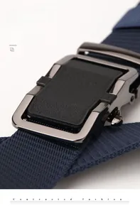 Détail de la ceinture en nylon bleu marine avec boucle automatique en alliage haute densité