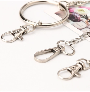 Nahaufnahme der polierten silbernen Punk-Metallkette mit Karabinerverschluss und Rundring