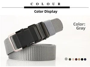 Détail d'une ceinture tactique en nylon gris avec boucle métallique automatique noire mate