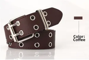 Détails de la ceinture punk en cuir marron café avec doubles œillets et boucle argentée