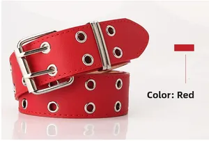 Détail de ceinture rouge à doubles œillets avec boucle argentée à deux griffes