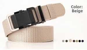 Détail macro de la ceinture tactique en nylon beige avec boucle automatique noire