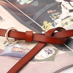 Ceinture fine en cuir marron pour femme avec boucle ronde en métal doré