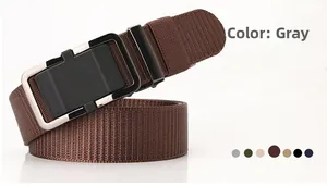 Détails macro de la ceinture décontractée en nylon avec boucle automatique robuste