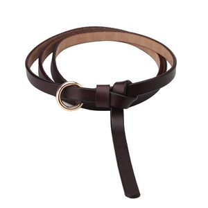 Ceinture fine en cuir de vachette marron foncé avec boucle ronde dorée pour femme