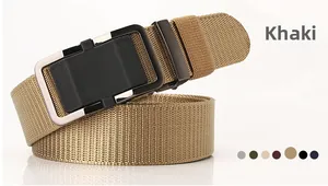 Détail de la ceinture en nylon tissé kaki avec boucle automatique noire mate et métal
