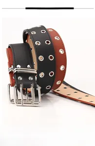 Gros plan détaillé montrant la texture du similicuir et les œillets métalliques de la ceinture