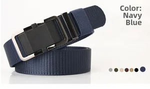 Gros plan sur la ceinture tactique en nylon bleu marine avec boucle en alliage noir et argent