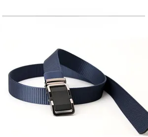 Vue détaillée de la ceinture en nylon bleu marine avec boucle automatique en métal mat