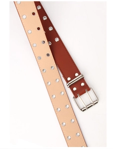 Détails de la ceinture punk à double œillets en marron rouge et beige avec boucle double