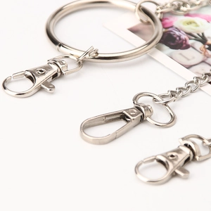 Silberne Punk-Metallkette mit Ring und Karabinerverschlüssen für Kleidung oder Taschen
