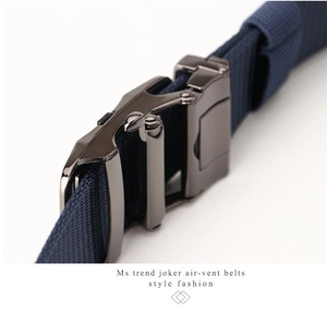 Gros plan sur la ceinture en nylon bleu marine avec boucle automatique en métal gris
