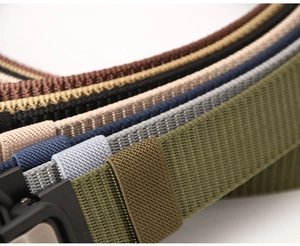 Plusieurs couleurs de ceintures tactiques en nylon avec boucles noires mates en rangée