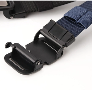 Détail de la ceinture tactique en nylon avec boucle rapide en alliage noir mat et sangle robuste