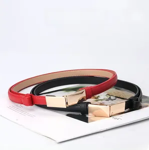 Détails des ceintures fines rouges et noires avec boucles rectangulaires dorées