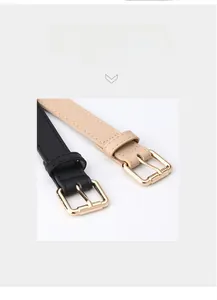Détails de ceintures fines en similicuir noir et beige avec boucles dorées minimalistes