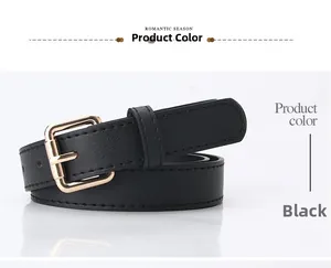 Détails d'une ceinture en similicuir noir avec boucle métallique carrée dorée élégante