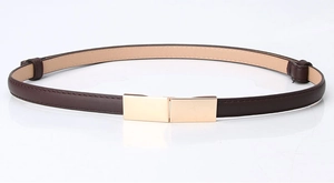 Détail d'une fine ceinture en cuir marron foncé avec boucle dorée élégante pour manteau