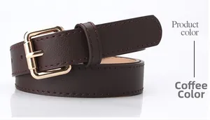 Détail d'une ceinture en similicuir marron café avec boucle rectangulaire dorée élégante
