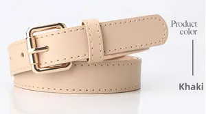 Vue macro détaillée d'une ceinture en cuir PU kaki avec boucle carrée dorée et couture fine
