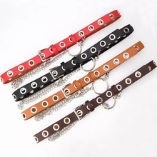 Vue détaillée de ceintures punk multicolores avec œillets et chaînes métalliques