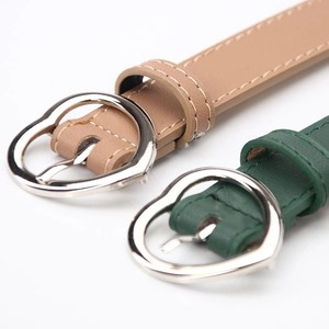 Cinturones finos para mujer en caqui y verde oscuro con hebillas de corazón plateadas