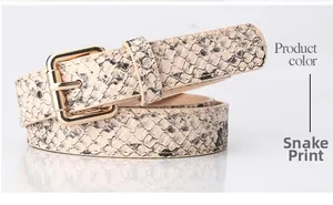 Vue détaillée d'une ceinture en PU beige pour femme avec motif serpent et boucle dorée