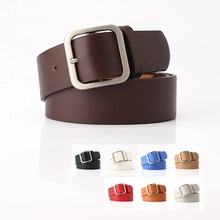 Vue détaillée montrant huit options de couleurs pour cette ceinture en similicuir avec boucle