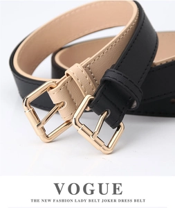 Détail de ceintures fines en similicuir noir et beige avec boucles carrées dorées