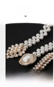 Detail der eleganten Perlen-Taillenkette mit kristallbesetzter Schnalle und Perlenreihen