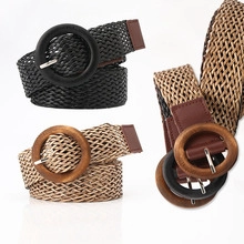 Détail de ceintures élastiques tressées noires et kaki avec boucles rondes en résine