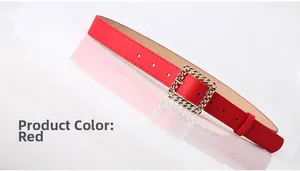 Detailansicht eines roten Ledergürtels mit eleganter goldener Ketten-Viereckschnalle