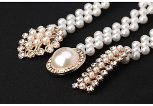 Detailansicht der Perlen-Taillenkette mit Strass-Schnalle und Goldlegierung