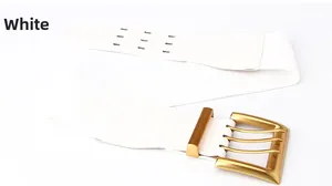Detailansicht eines breiten weißen Stretchgürtels mit goldener Metallschnalle