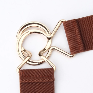 Ceinture élastique marron avec boucle ronde en métal doré entrelacée pour femmes
