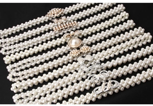 Detailansicht der Perlen-Taillenkette mit Strass-Schmetterling und runder Schnalle