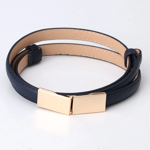 Bracelet chic en cuir bleu marine à enrouler avec des boucles en métal doré poli élégant