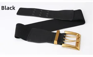 Makro-Detail eines elastischen breiten Gürtels mit mattgoldener Metallschnalle und schwarzem Leder