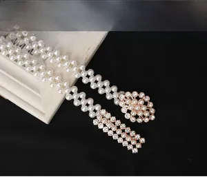 Detailansicht der dreireihigen Perlen-Taillenkette mit strassbesetzter Metallschnalle