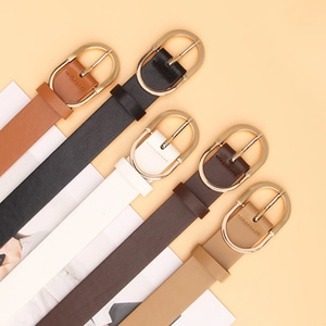 Cinq fines ceintures minimalistes de couleurs variées avec boucles dorées ovales chic